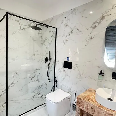 Paradise - Brignole Station - Price - Always Open