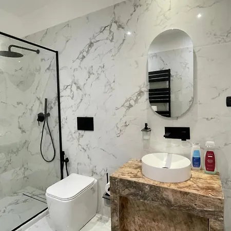 Paradise - Brignole Station - Price - Always Open 제노바